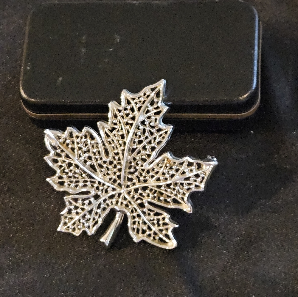 Sarah Coventry Silver leaf brooche